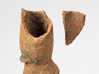 Ame Ker 130  Ame Ker 130, Mexiko, Bundesstaat Yucatan, Cuyo de Ancona, Maya, Postklassische Periode, 900-1450 n. Chr., Fragment eines figürlichen Räuchergefäßes, Ton, L 13 cm, B 5,3 cm : Museumsfoto: Claus Cordes, Bestandskatalog Ethnologie